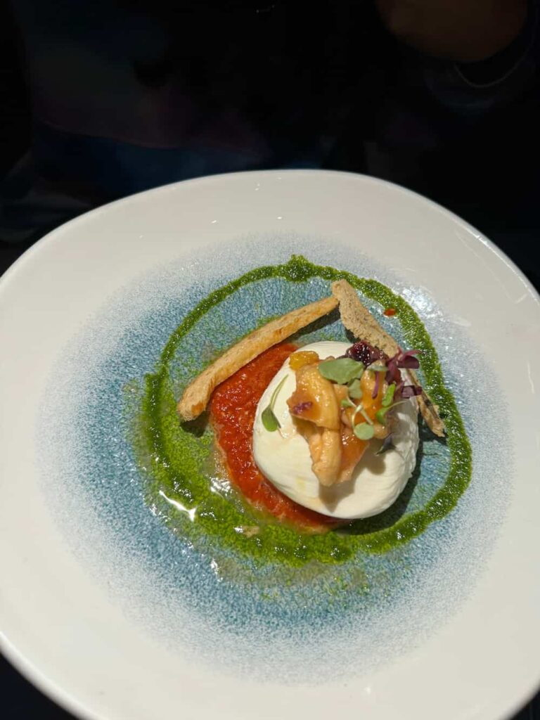 Comida servida no restaurante Space 220 leva os visitantes do Epcot ao espaço para uma refeição diferenciada e depois retorna a Walt Disney World Resort