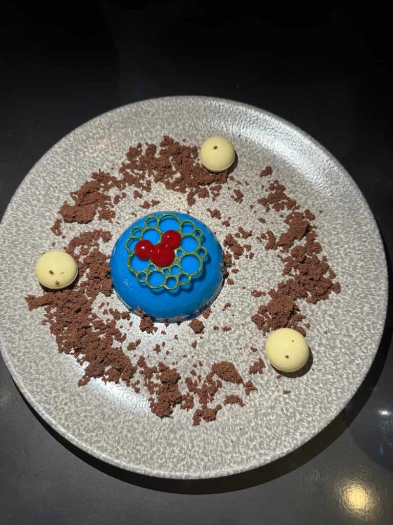 Sobremesa servida no restaurante Space 220 leva os visitantes do Epcot ao espaço para uma refeição diferenciada e depois retorna a Walt Disney World Resort