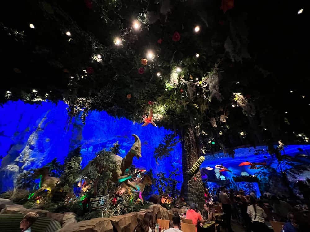 Ambientação do T-Rex localizado em Disney Springs, um restaurante que proporciona uma viagem no tempo para quando ainda existiam dinossauros