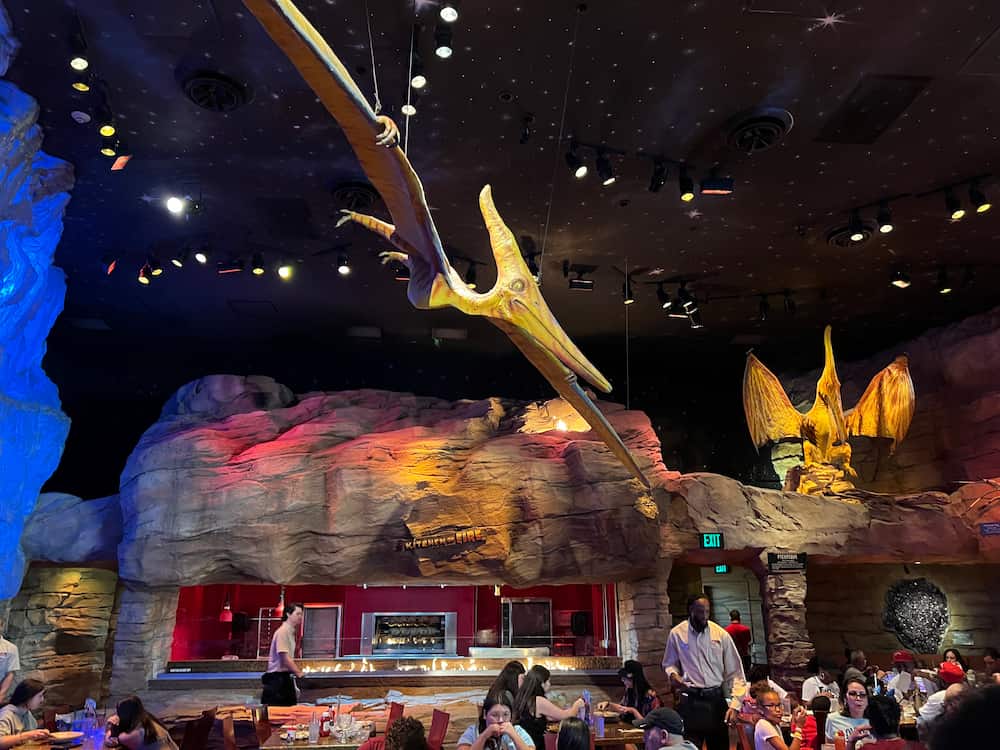 Ambientação do T-Rex localizado em Disney Springs, um restaurante que proporciona uma viagem no tempo para quando ainda existiam dinossauros