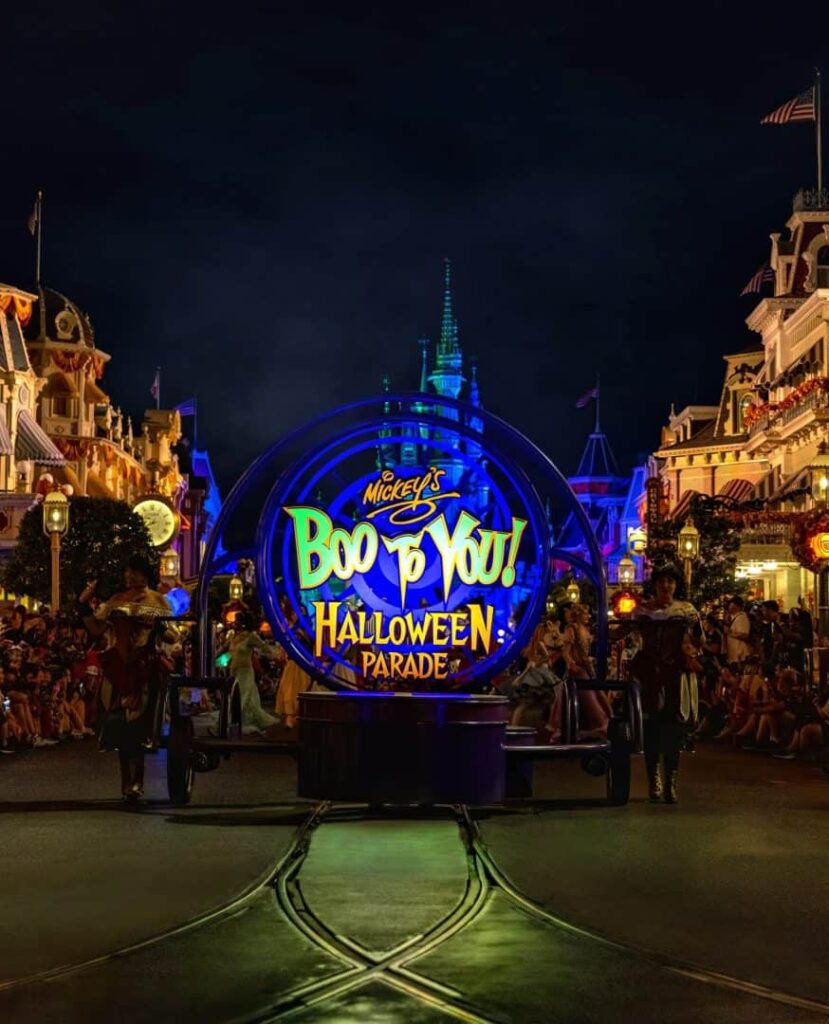 Boo to you parade é a parada especial de Halloween que acontece anualmente durante a festa Mickey's Not So Scary Halloween Party no Magic Kingdom em Walt Disney World Resort, Orlando
