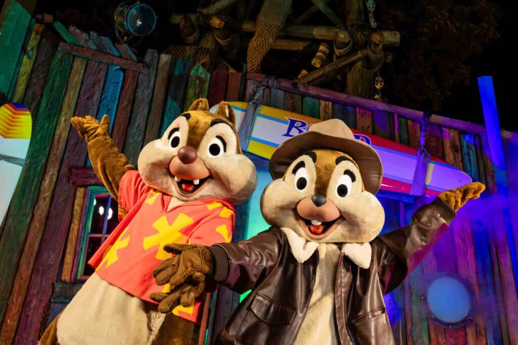 Tico e Teco fazem aparição especial durante o evento H2O Glow que acontece no parque aquático Disney's Typhoon Lagoon em Walt Disney World Resort durante o verão americano