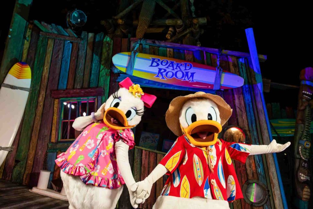 Donald e Margarida fazem aparição especial durante o evento H2O Glow que acontece no parque aquático Disney's Typhoon Lagoon em Walt Disney World Resort durante o verão americano