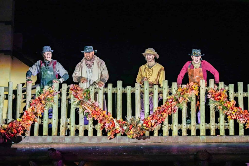 Fantasmas assombram Frontierland durante a festa Mickey's Not So Scary Halloween Party no Magic Kingdom em Walt Disney World Resort, Orlando