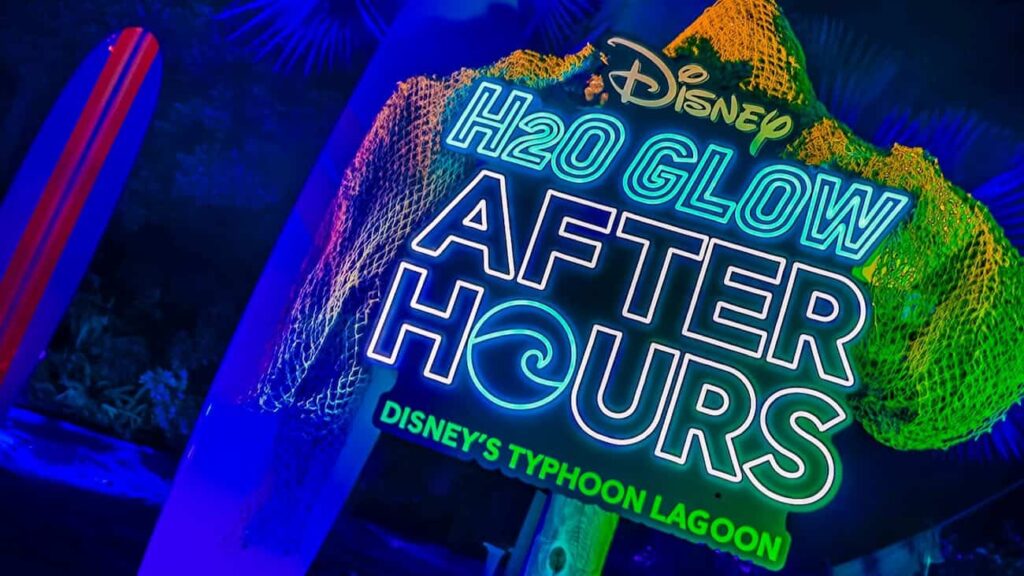 Evento noturno H2O Glow que acontece em noites selecionadas no verão americano entre junho e setembro no parque aquático de Walt Disney World Resort, o Typhoon Lagoon