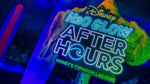 Evento noturno H2O Glow que acontece em noites selecionadas no verão americano entre junho e setembro no parque aquático de Walt Disney World Resort, o Typhoon Lagoon