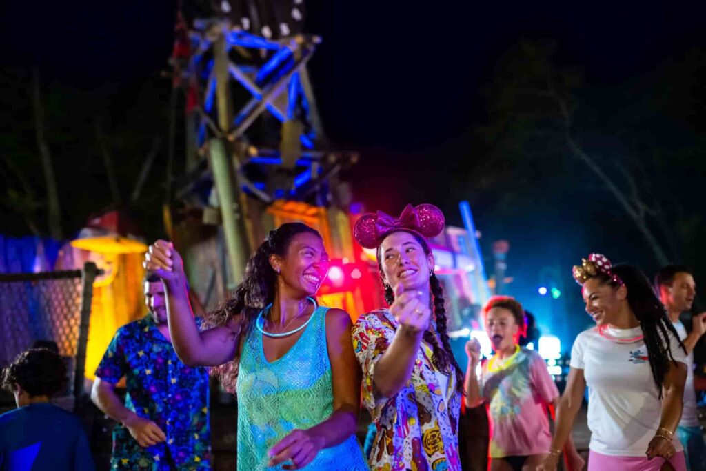 Mulheres dançam e se divertem no evento noturno H2O Glow que acontece em noites selecionadas no verão americano entre junho e setembro no parque aquático de Walt Disney World Resort, o Typhoon Lagoon