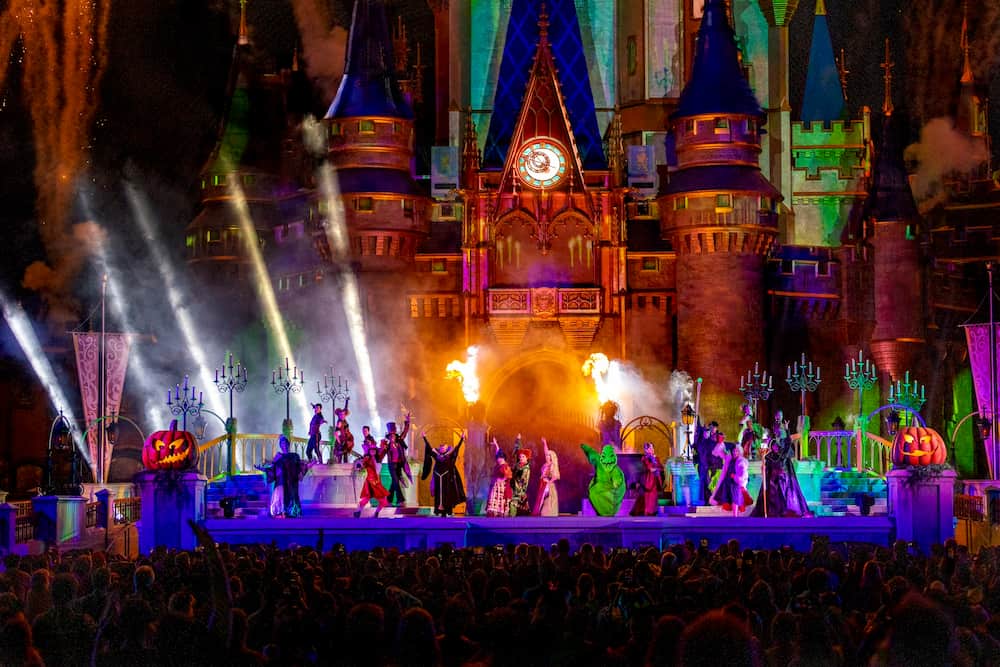 Personagens no palo do Castelo da Cinderella durante a festa Mickey's Not So Scary Halloween Party no Magic Kingdom em Walt Disney World Resort, Orlando