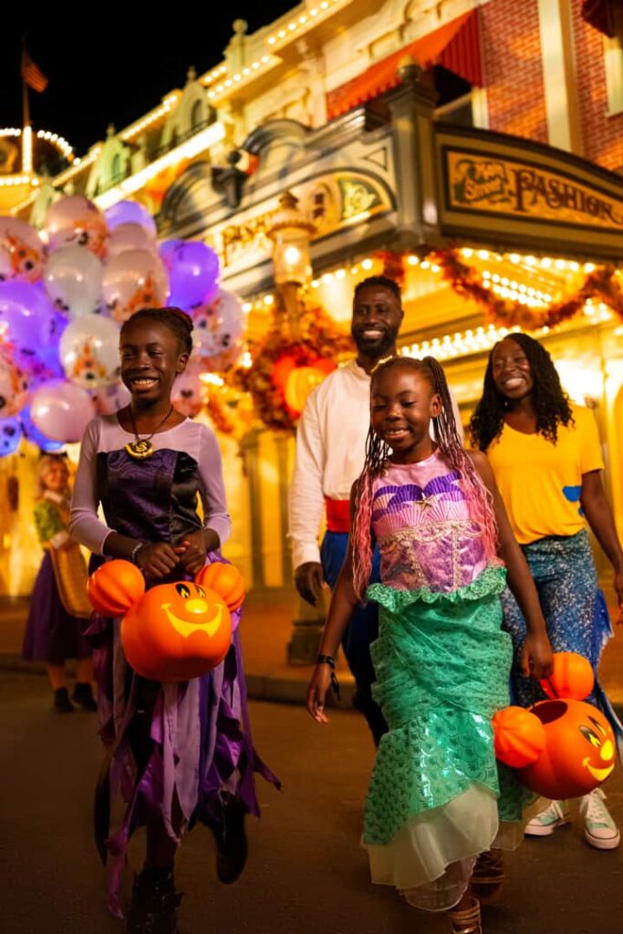 Adultos e crianças podem se fantasiar para o Halloween que acontece anualmente durante a festa Mickey's Not So Scary Halloween Party no Magic Kingdom em Walt Disney World Resort, Orlando