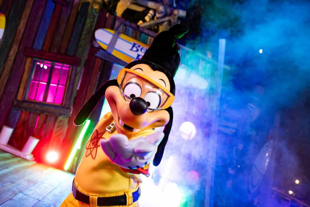 Powerline Max é uma das atrações principais durante a festa noturna H2O Glow que acontece no parque aquático Disney's Typhoon Lagoon em Walt Disney World Resort durante o verão americano