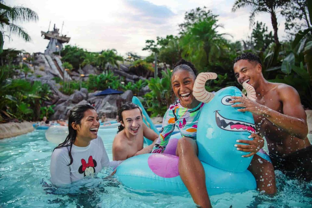 Pessoas se divertem na bóia do Sulley de Monstros S.A. no parque aquático Disney's Typhoon Lagoon em Orlando