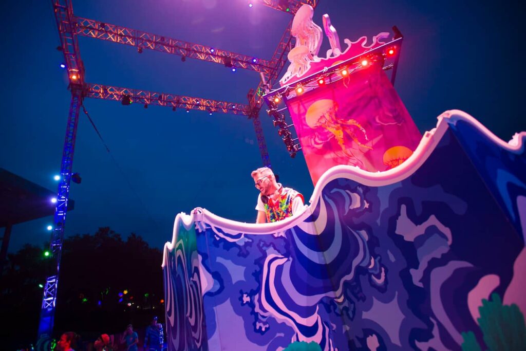 SeaWorld Orlando traz atrações especiais para o verão americano com shows luminosos, malabares, acrobatas, shows musicais, fogos e drones