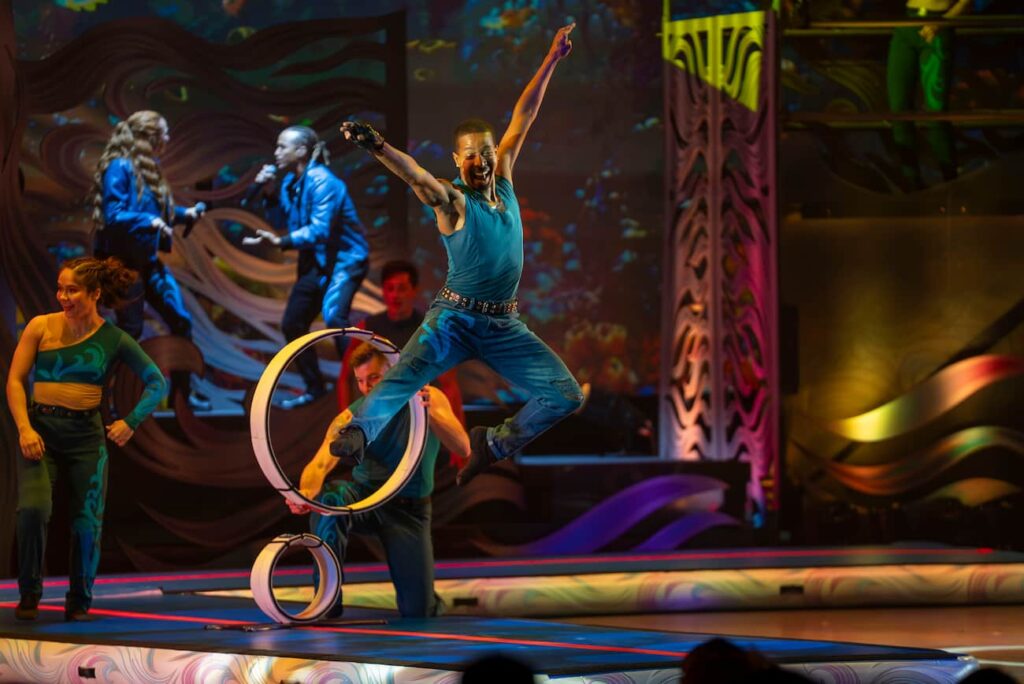 SeaWorld Orlando traz atrações especiais para o verão americano com shows luminosos, malabares, acrobatas, shows musicais, fogos e drones