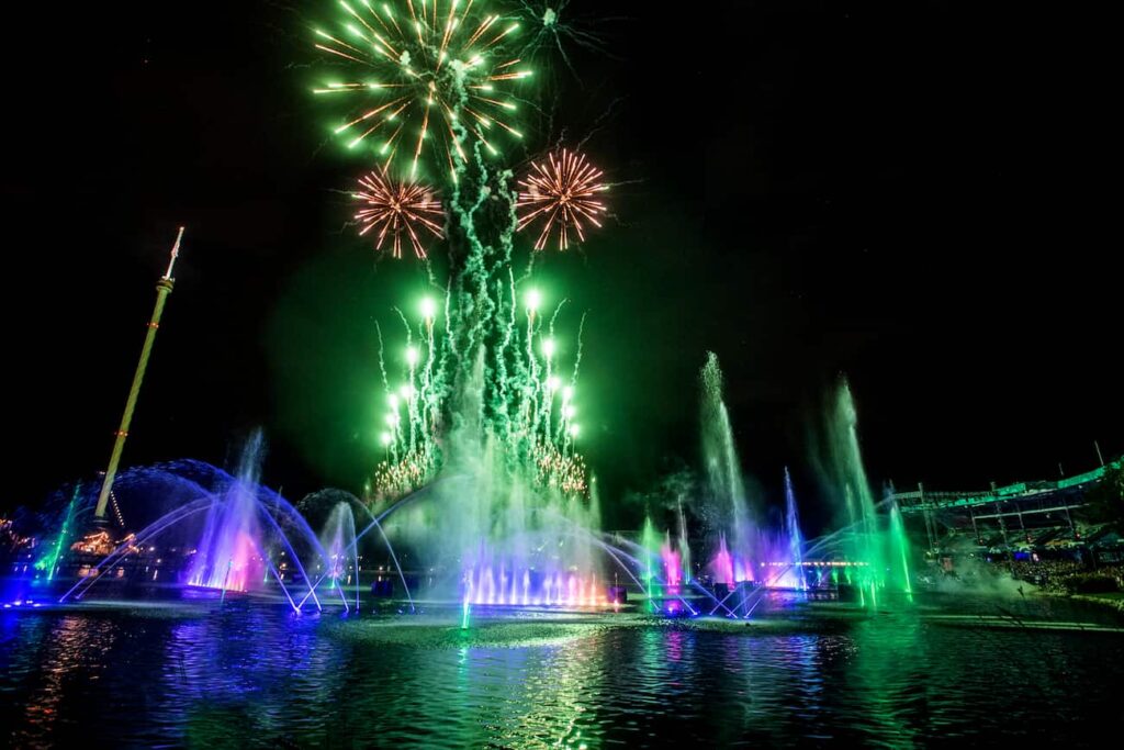SeaWorld Orlando traz atrações especiais para o verão americano com shows luminosos, malabares, acrobatas, shows musicais, fogos e drones