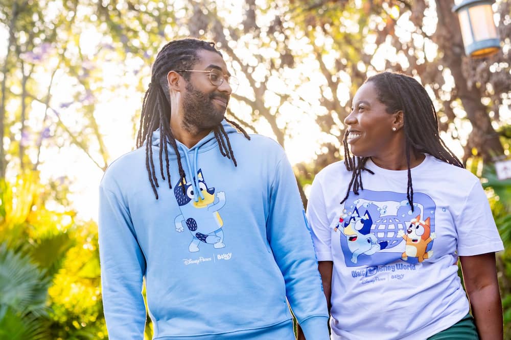 Casal se entreolha sorrindo com roupas combinando do Bluey