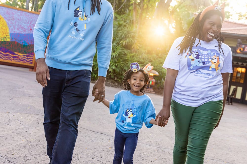Familia anda pelo parque temático da Disney, Animal Kingdom com suas roupas combinando com o personagem Bluey
