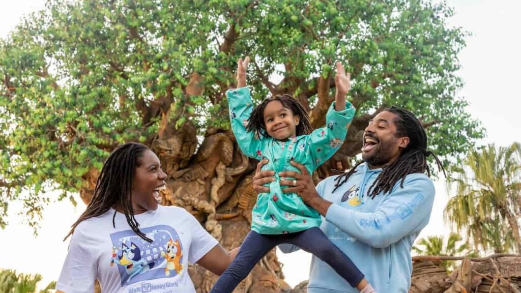Pais felizes com seu filho em frente a Arvore da Vida no Animal Kingdom da Disney World