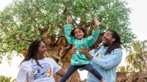 Pais felizes com seu filho em frente a Arvore da Vida no Animal Kingdom da Disney World