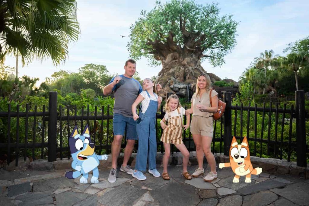 Família posa no Animal Kingdom com a Árvore da Vida ao fundo e uma magic shot do Bluey