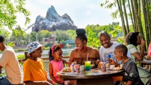 Família come feliz e sorridente com Everest ao fundo no Disney's Animal Kingdom