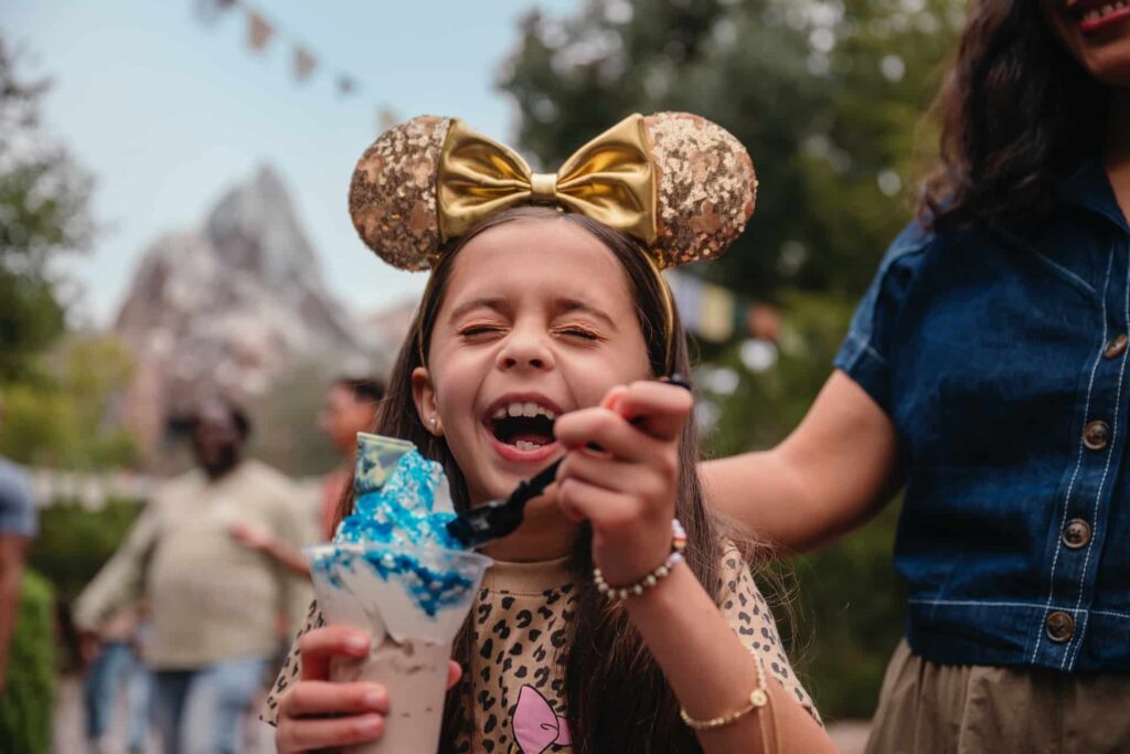 Menina sorri com seu sorvete do Everest na mão no Disney's Animal Kingdom