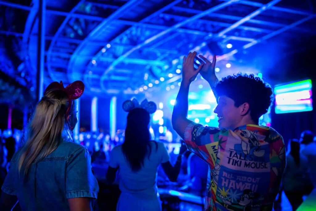 Amigos se divertem animados ao assistirem show no Epcot durante o Food and Wine Festival