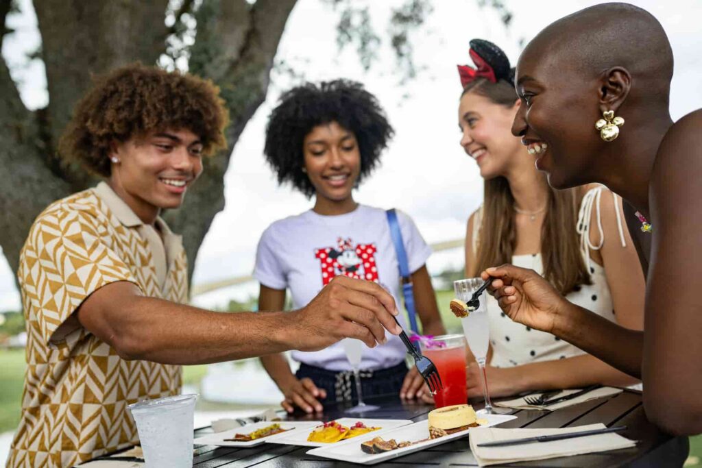 Amigos conversam, comem e se divertem no Epcot durante o Food & Wine Festival