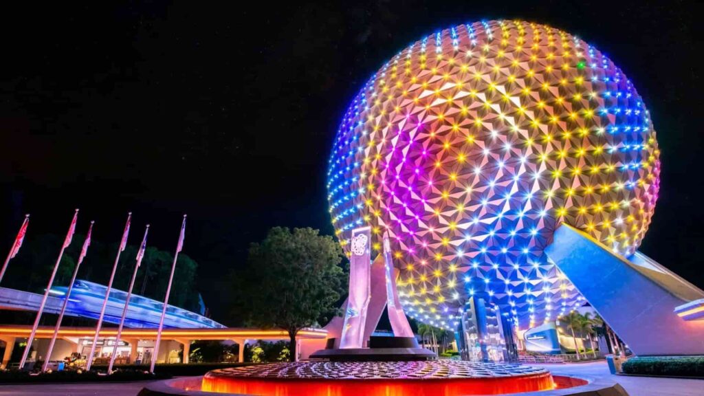 Epcot a noite com a Spaceship Earth iluminada
