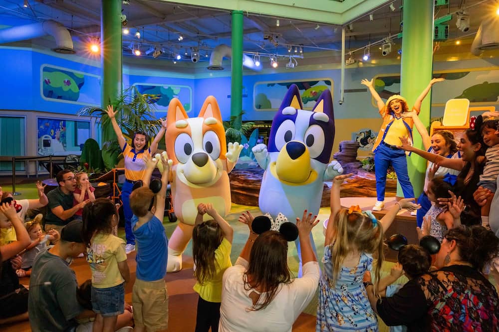 Bluey e Bingo fazem seu show para as crianças pequenas e seus familiares no Conservation Station no Disney's Animal Kingdom
