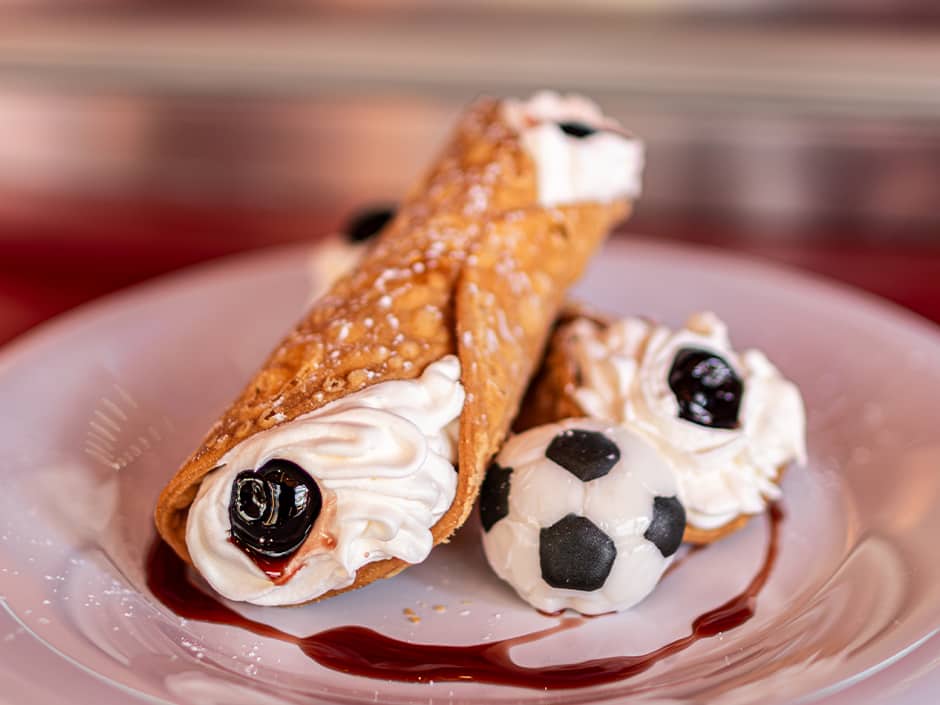 Canoli especial de GOL que será oferecido durantes as celebrações especial da Copa FIFA 2026 no Universal Citywalk