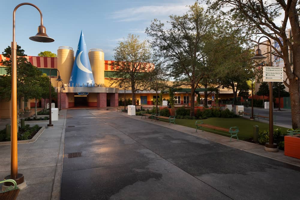 Animation Courtyard no Disney's Hollywood Studios, área que traz de volta o chapéu do Mickey Feiticeiro e contemplará as animações clássicas da Disney