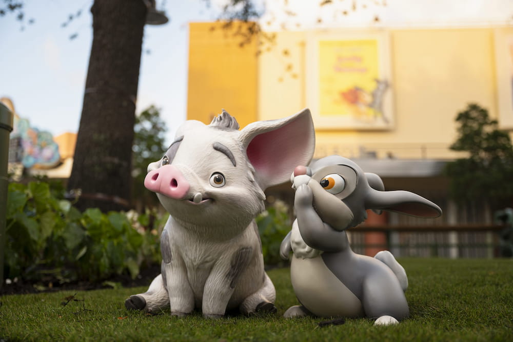 Personagens de diversos filmes clássicos da Disney estão espalhados pela área Animation Courtyard do Disney's Hollywood Studios em Orlando