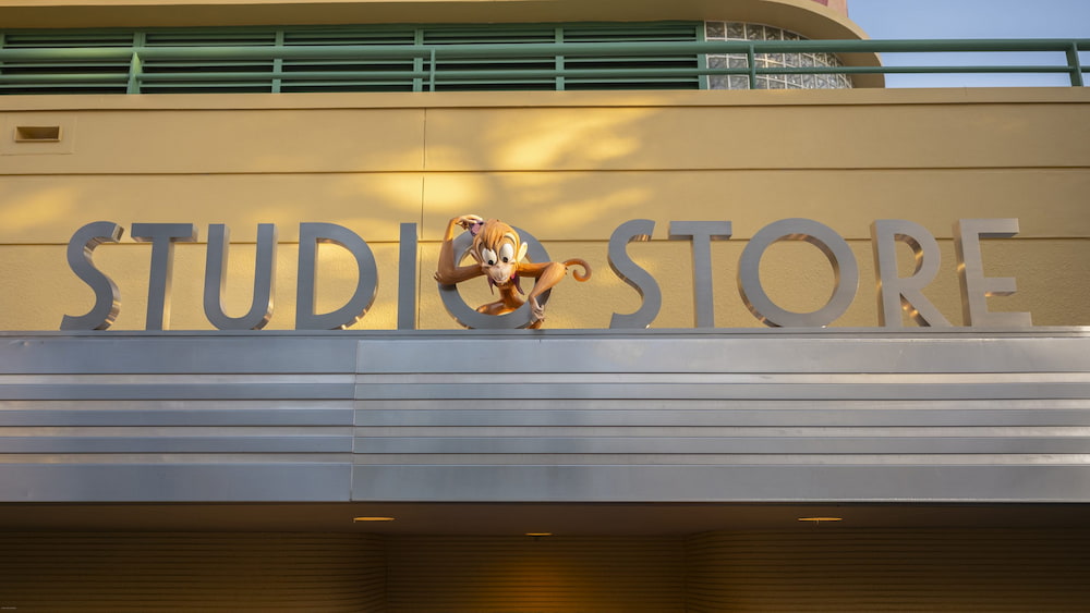 Personagens de diversos filmes clássicos da Disney estão espalhados pela área Animation Courtyard do Disney's Hollywood Studios em Orlando