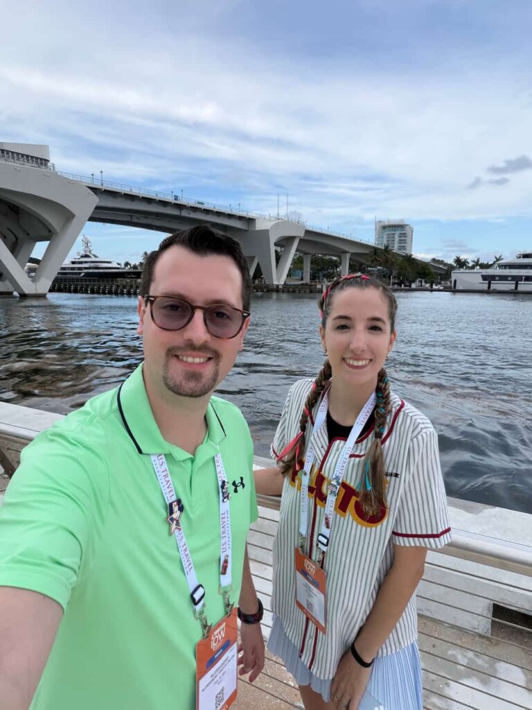 Casal posta em Fort Lauderdale durante evento IPW que visa promover destinos dos EUA para visitantes internacionais