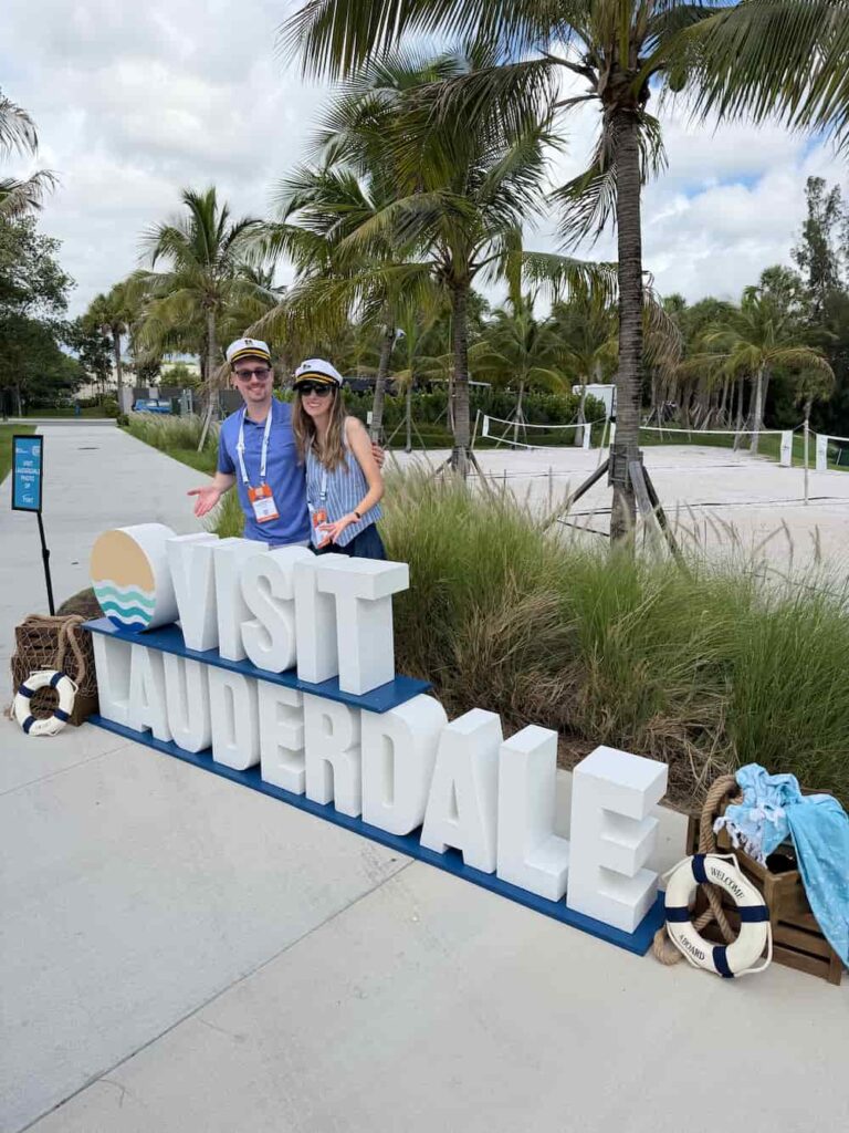 Casal posa com letreiro Visit Lauderdale durante festa de abertura da IPW, maior evento de turismo dos EUA, que visa promover destinos dos Estados Unidos para visitantes de todo o mundo