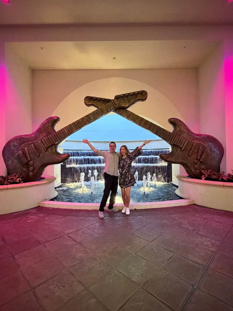 Casal posa no Hard Rock Cassino & Hotel em Fort Lauderdale