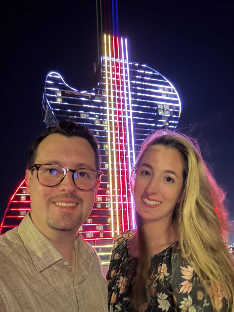 Casal posa no Hard Rock Cassino & Hotel em Fort Lauderdale