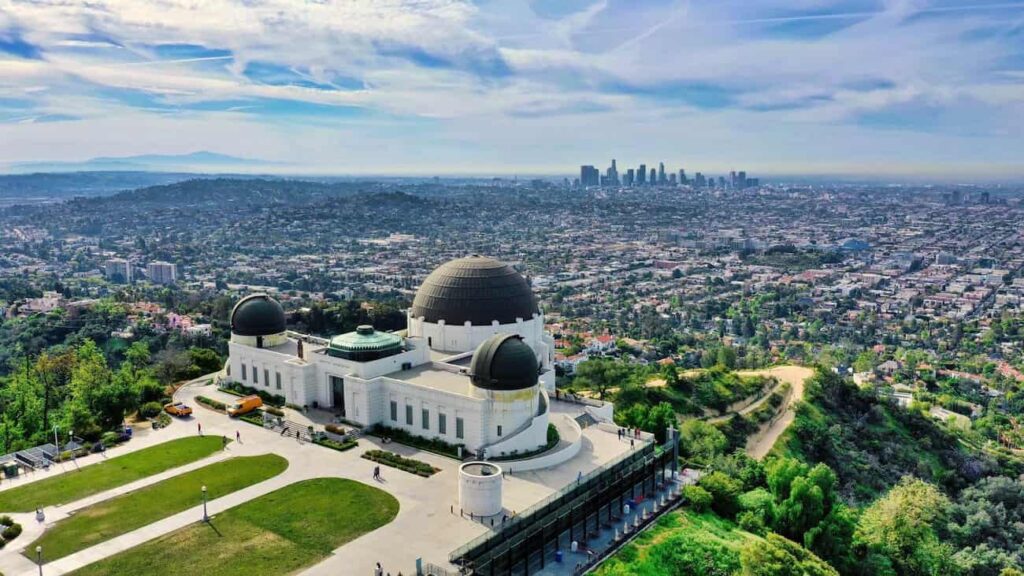 o Griffith Observatory é uma das grandes atrações de Los Angeles chamando atenção por possibilitar ver toda a cidade do alto