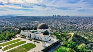 o Griffith Observatory é uma das grandes atrações de Los Angeles chamando atenção por possibilitar ver toda a cidade do alto