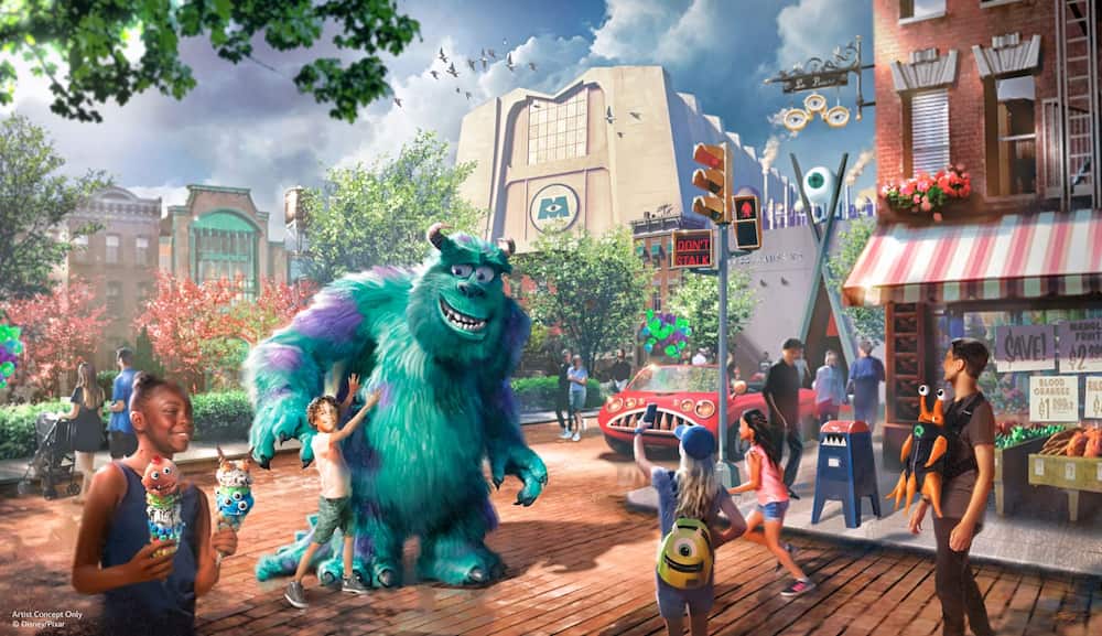 Sulivan de Monstros S.A encontra visitantes e tira foto com criança enquanto os humanos agora podem visitar Monstropolis