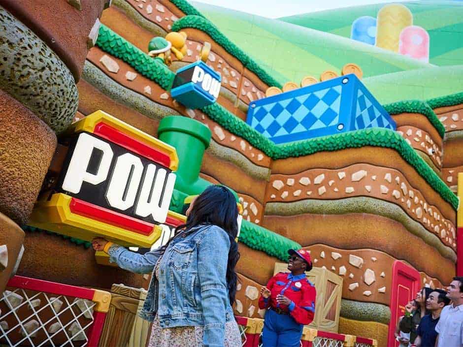 Mulher coleta moedas em Nintendo World com suas Power Up Bands