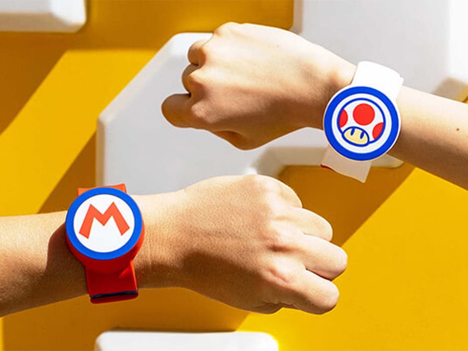 Braços com Power Up Bands do Mário