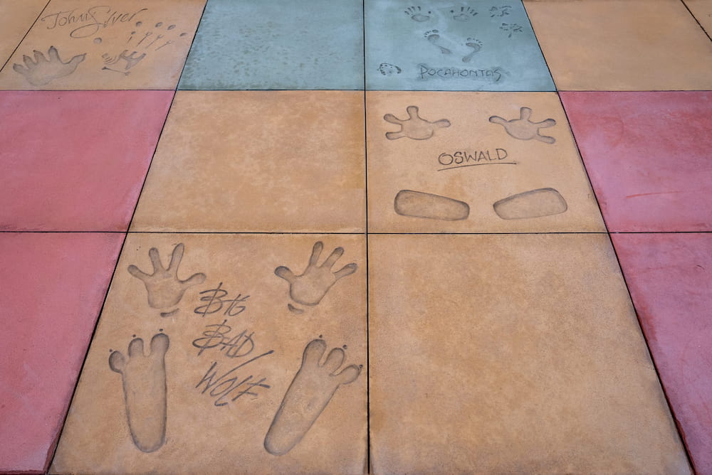 Assinaturas com impressões das mãos e pés de personagens clássicos tradicionais da Disney estão espalhados pela área