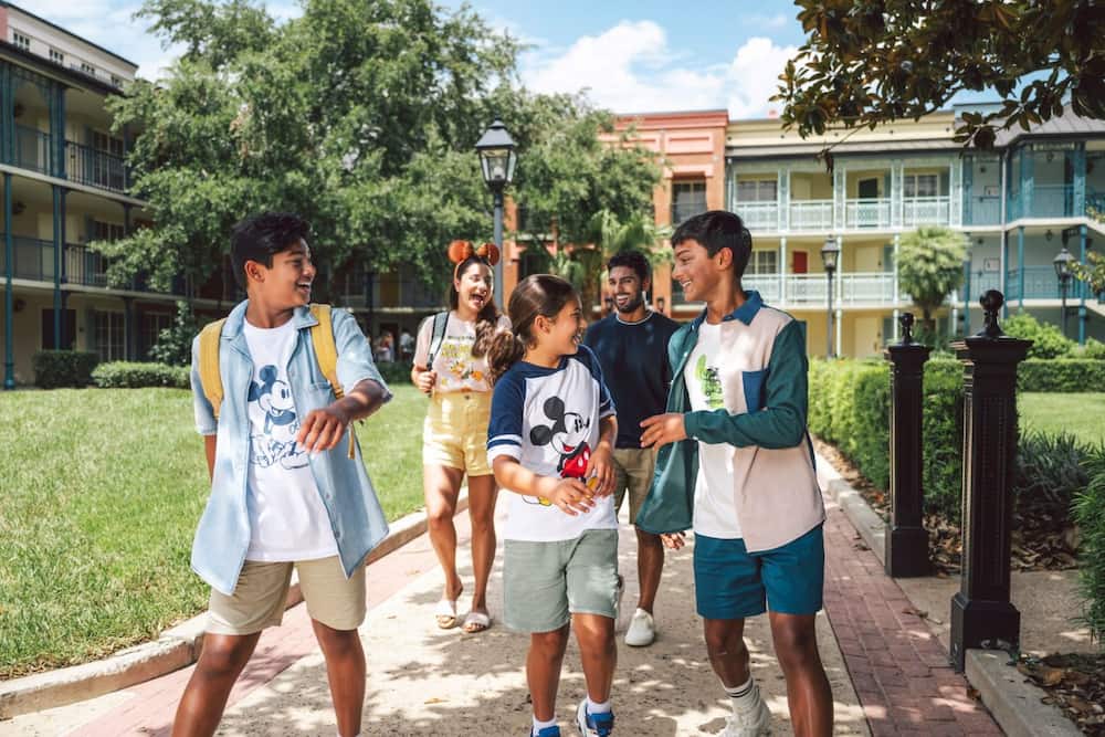 Família anda feliz pelo hotel Disney's Port Orleans French Quarter