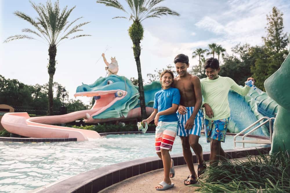 Crianças se divertem na piscina hotel Disney's Port Orleans French Quarter