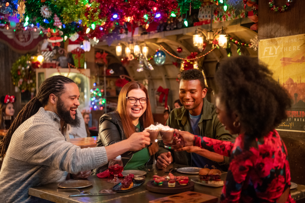 Amigos reunidos no Jock Lindseys Hangar Bar tem pop ups especiais de natal com menu e decorações super elaborados