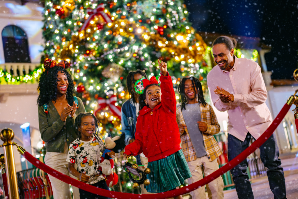 Família passeia e se diverte em Disney Springs durante o natal