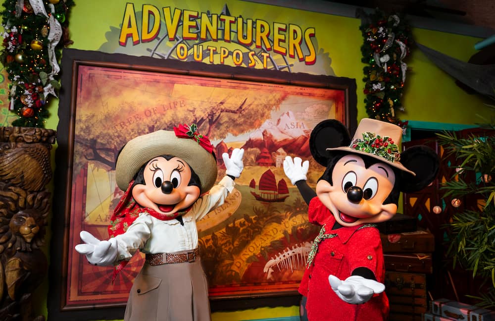 Mickey e Minnie nos seus trajes de exploradores de natal se encontram com os visitantes do Disney's Animal Kingdom durante o período de festas de natal