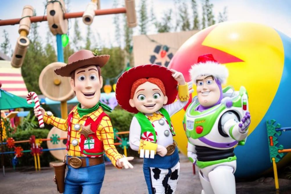 Woody, Buzz e Jessie com suas roupas de natal encontram os visitantes no Disney's Hollywood Studios durante o período de festividades