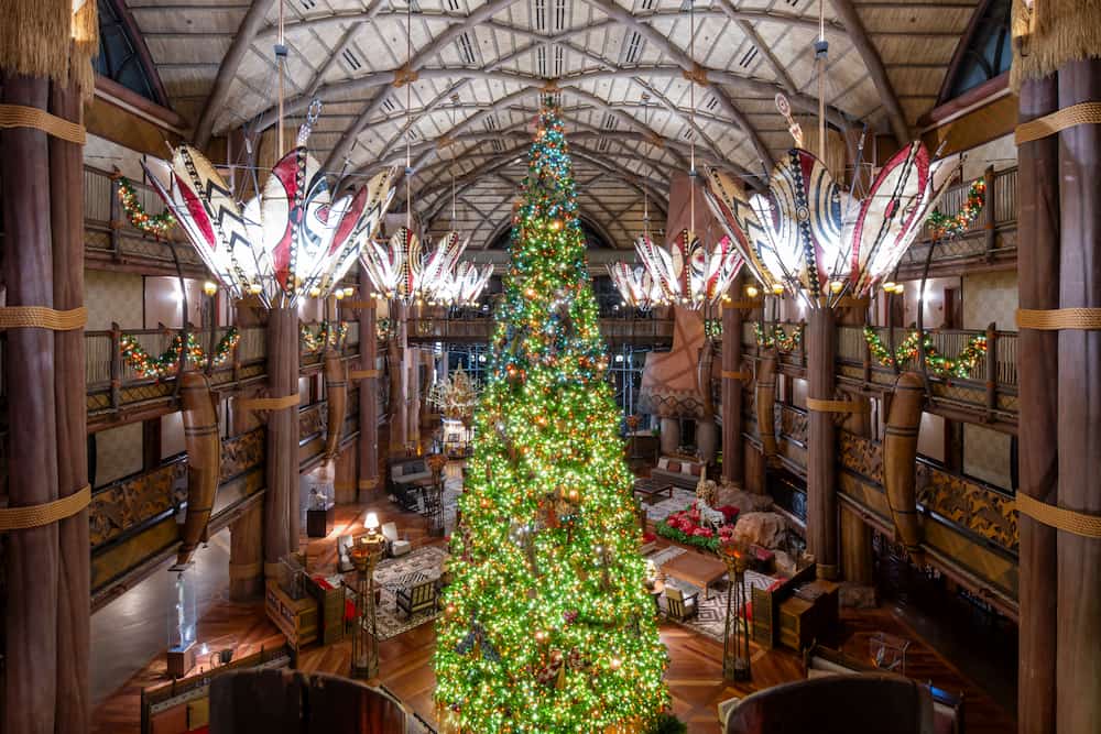 Árvore de natal gigante do Disney's Animal Kingdom Lodge é uma das que mais se destaca na decoração dos hotéis resort Disney